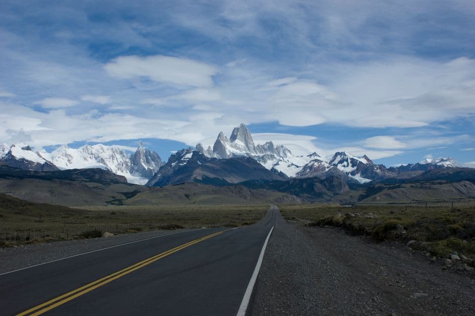 Carretera vacía hacia las montañas, en el chat de El Carril