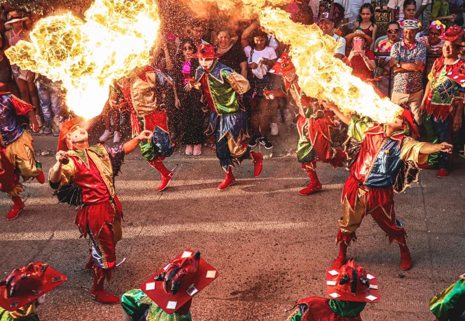 Espectáculo de fuego en una calle de Colombia, en el chat de Juan de Acosta