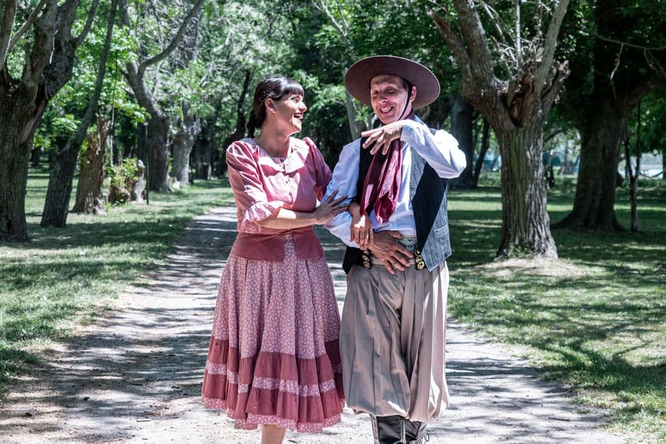 Pareja de gauchos montados en caballo sobre la llanura verde, en el chat de Campo Grande