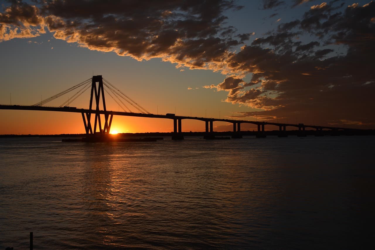 Puente al atardecer en un paisaje natural, en el chat de Villa Berthet