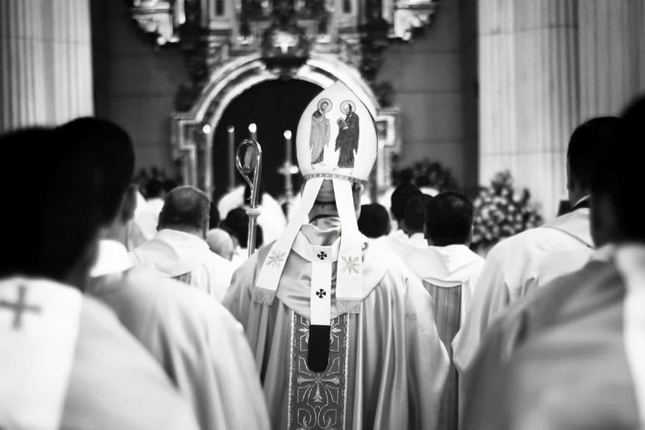 Gente de pie dentro de una iglesia, en el chat de Monseñor Argimiro García