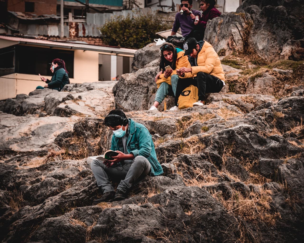 Gente disfrutando de un parque al aire libre, en el chat de Saña