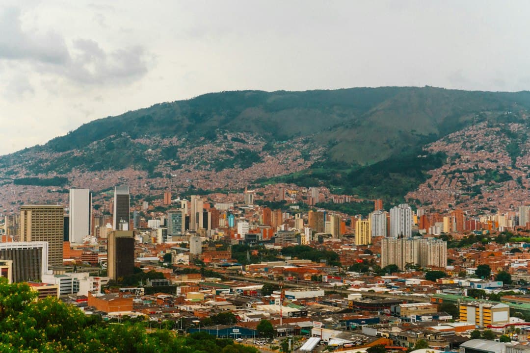 Vista de una ciudad con montañas al fondo, en el chat de Titiribí