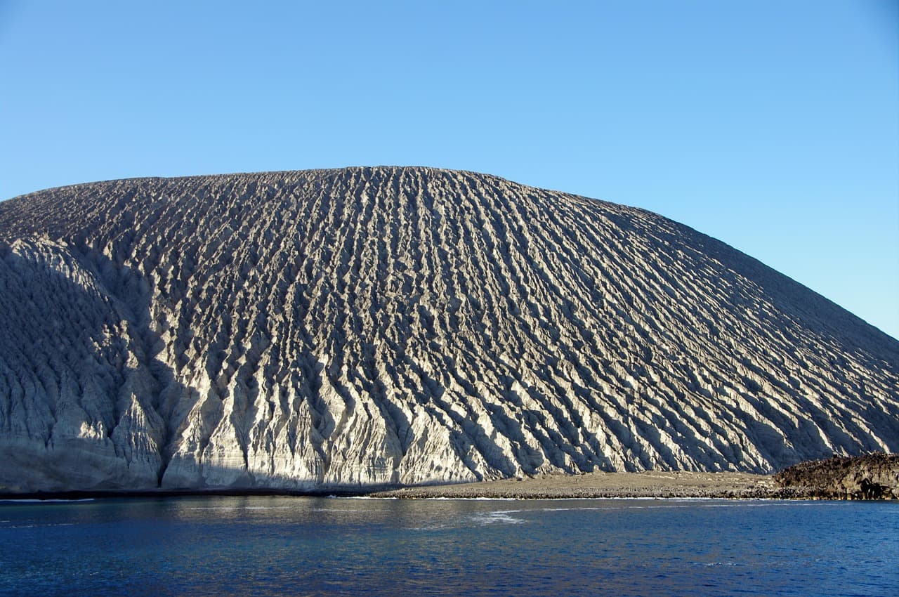 Cráter de un volcán con ceniza y lava en una isla, en el chat de El Socorro