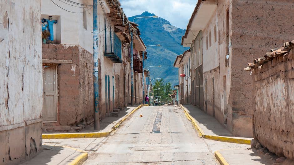 Calle vacía entre edificios de hormigón marrón, en el chat de Irazola