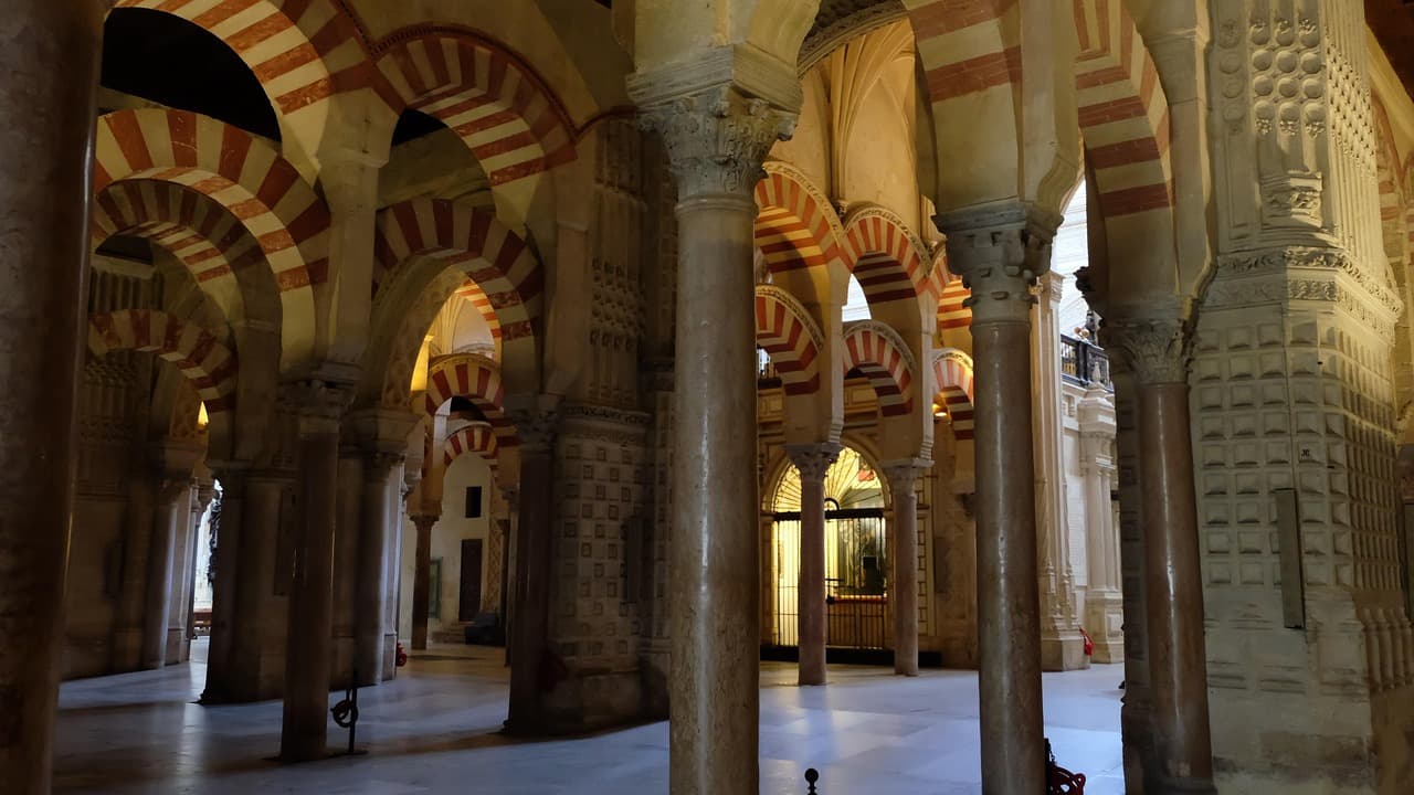 Interior de una antigua mezquita catedral con arcos, en el chat de Córdoba