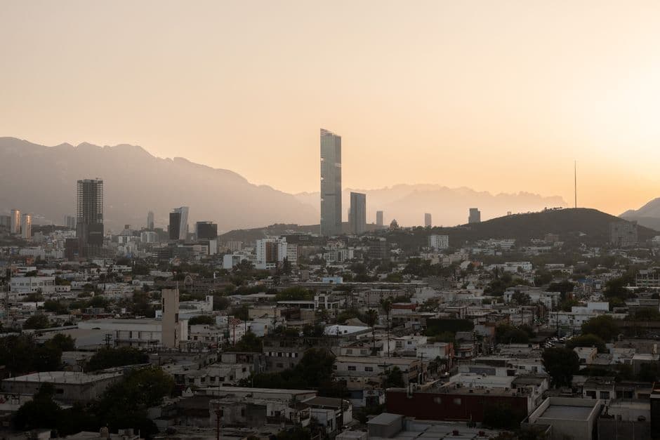 Paisaje urbano de Monterrey al atardecer, en la sala de chat de Monterrey