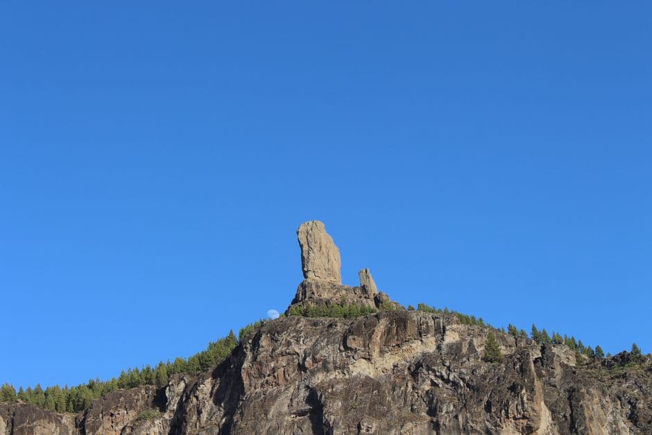 Formación rocosa en una montaña contra el cielo azul, en el chat de Roque Pérez