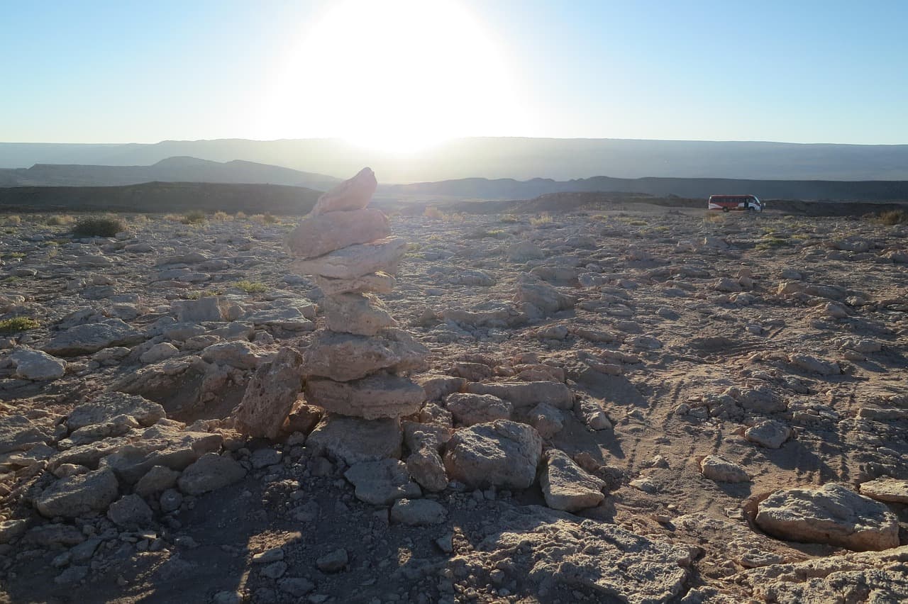 Dunas de arena y rocas bajo cielo azul, en el chat de Diego de Almagro