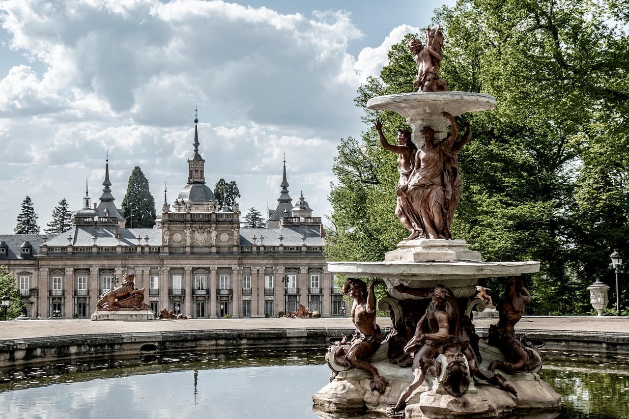 Fuente frente a un palacio, en el chat de San Rafael las Flores