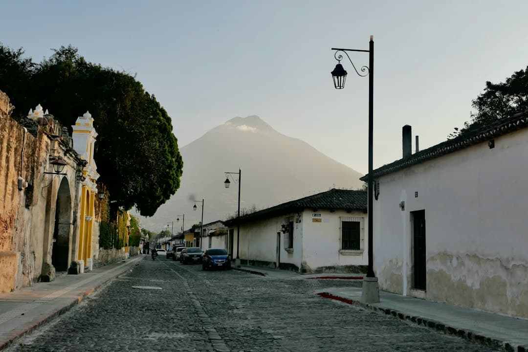 Calle con una montaña al fondo, en el chat de Sansare