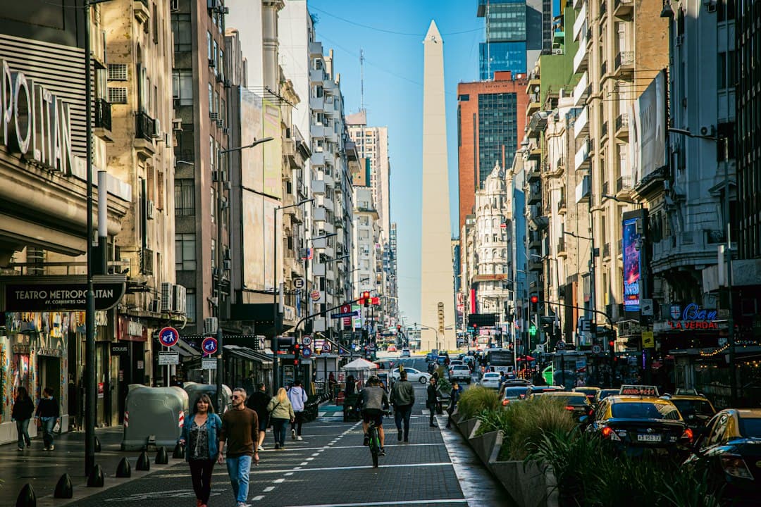Calle de una ciudad con muchos edificios altos, en el chat de Choele Choel