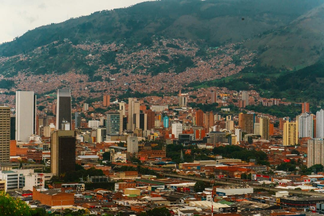 Vista de una ciudad con montañas al fondo, en el chat de Cañasgordas