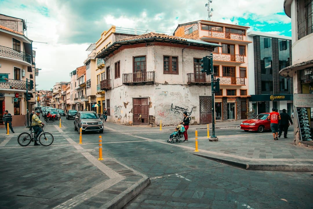 Hombre en moto por una carretera junto a un edificio de hormigón, en el chat de Portovelo