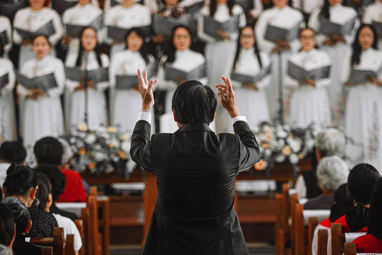 Coro con su director en una iglesia, en el chat de Coro Coro