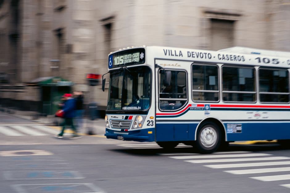 autobús urbano circulando por una calle de Buenos Aires, en el chat de Villa España