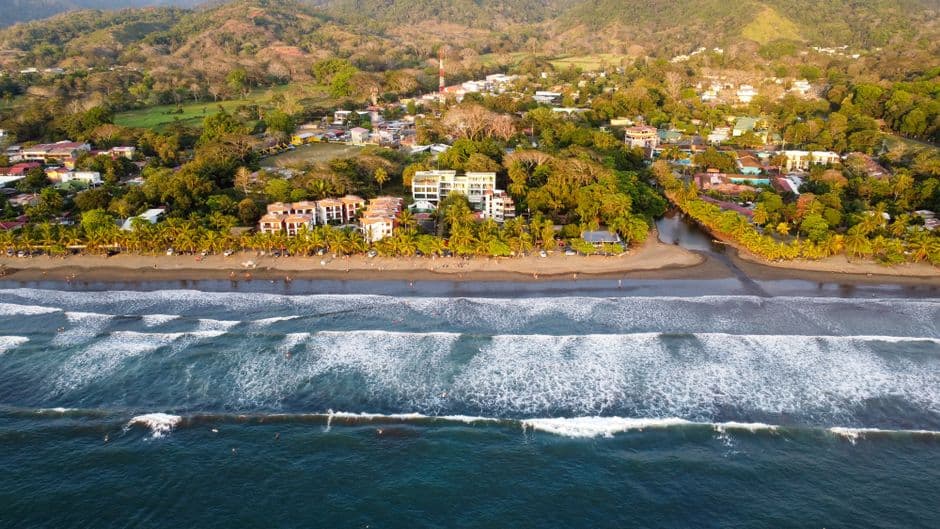 Isla tropical vista aérea con playas y selva, en la sala de chat de Damas