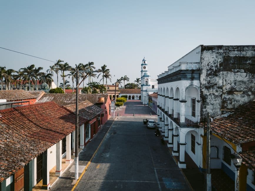 Calle colonial con un campanario, en el chat de San Juan de Limay