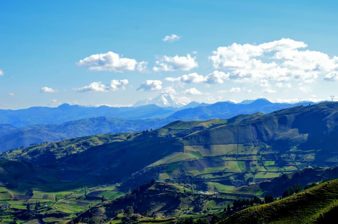 Montañas verdes bajo un cielo azul de día, en el chat de Chambo
