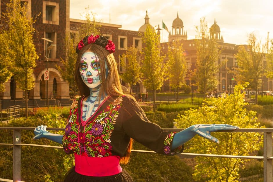 Figura de catrina en una calle llena de color, en el chat de Zentla