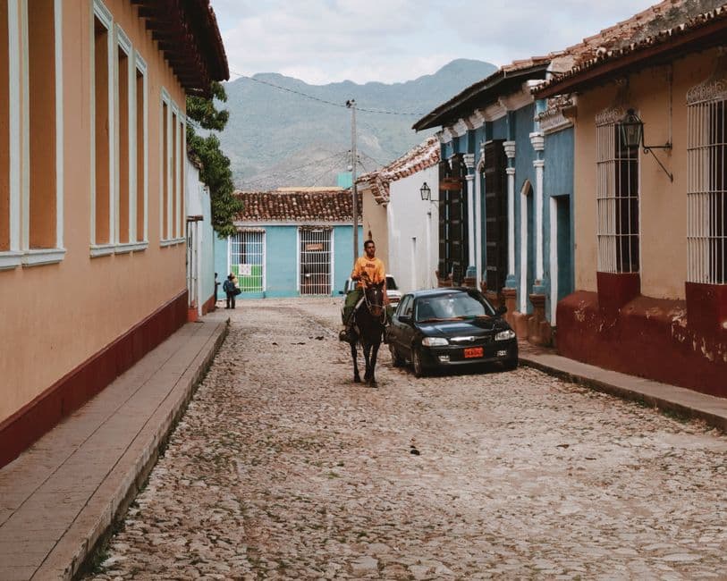 Hombre a caballo por una calle del pueblo, en el chat de San Juan del Caite