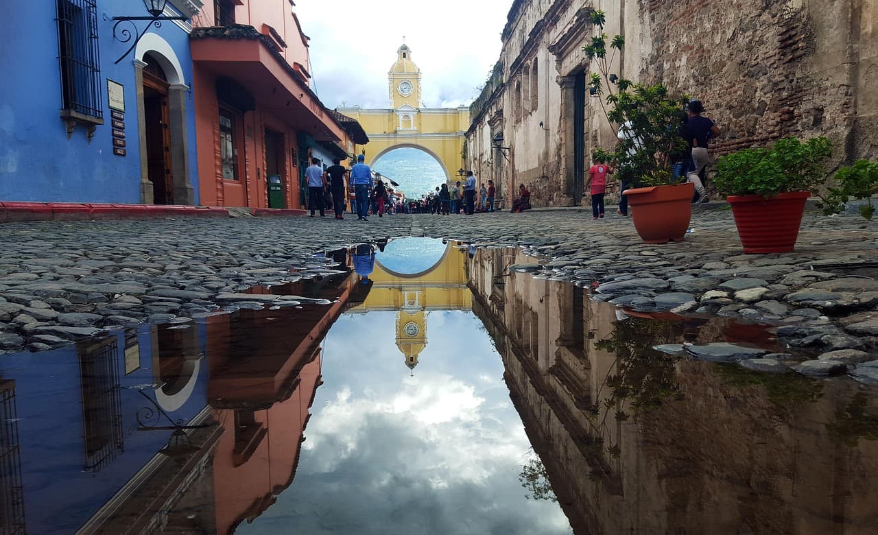 Reflejo de una calle urbana, en el chat de San Jacinto
