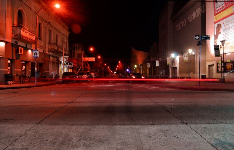 Luces en una calle de noche, en el chat de Calle Larga