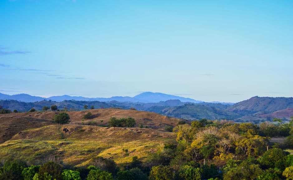 Vista de un paisaje bajo el cielo azul, en el chat de Sabana Iglesia