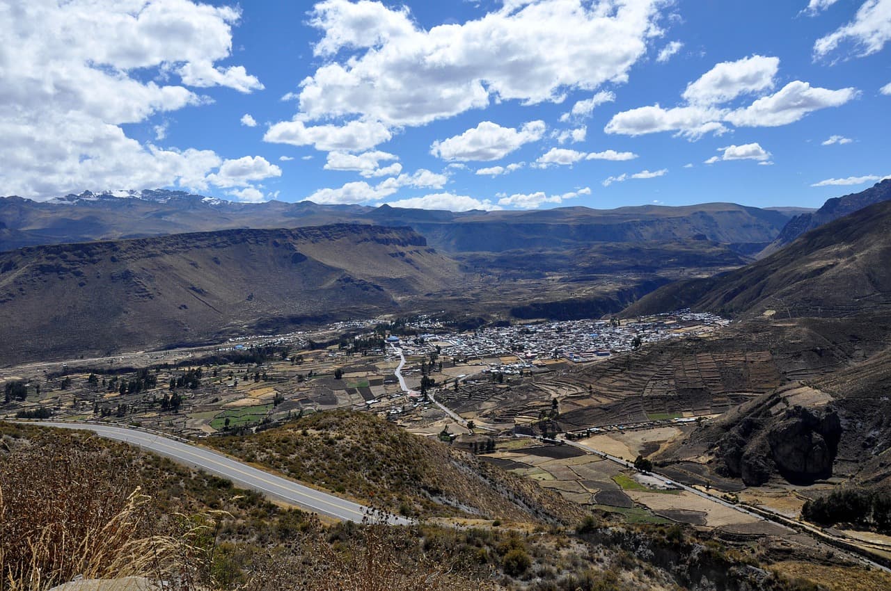 Cañón entre montañas andinas de Perú, en el chat de Camaná