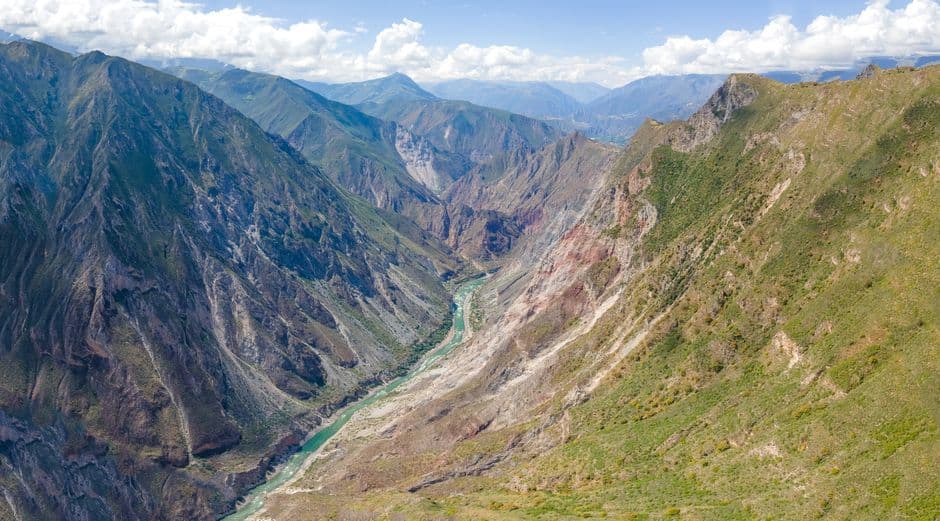 Colinas verdes alrededor de un río en el valle, en el chat de Tamburco