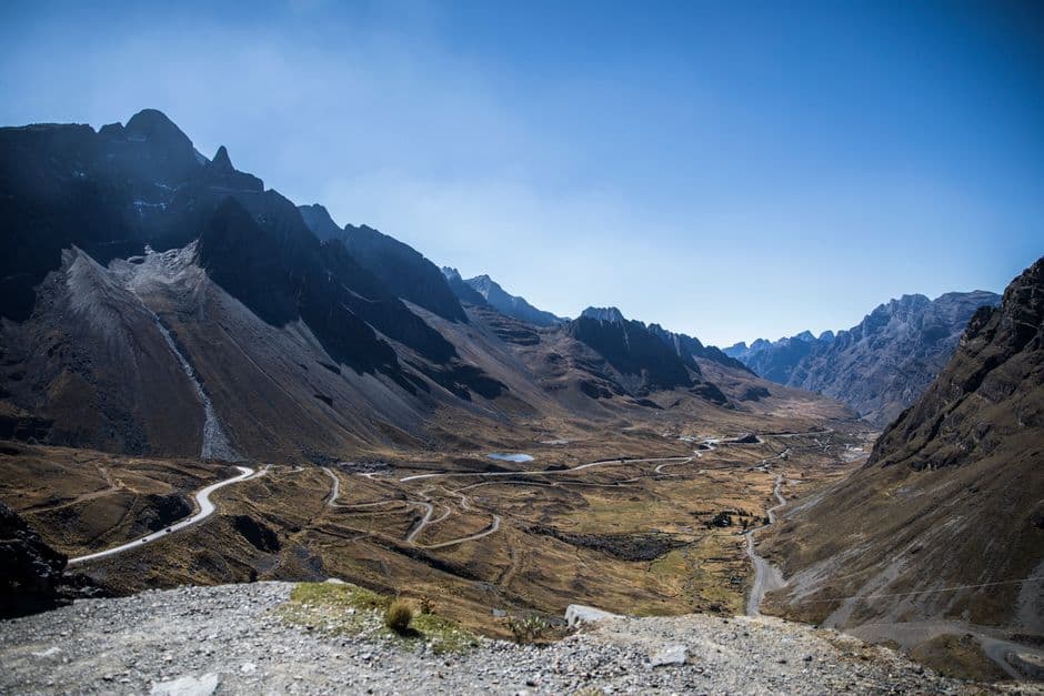 Montaña rocosa bajo el cielo azul, en el chat de Chaglla