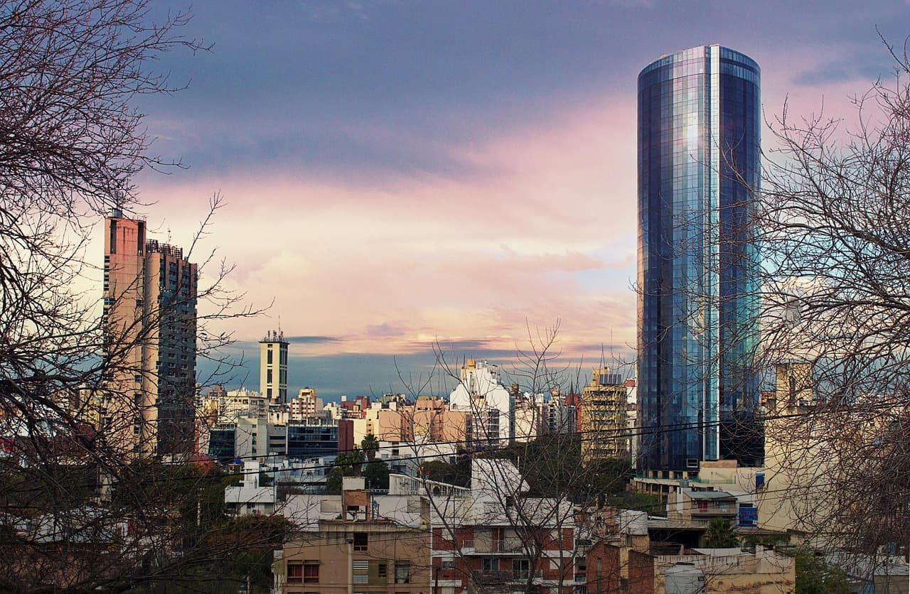 Calles y edificios de una ciudad argentina, en el chat de Almafuerte
