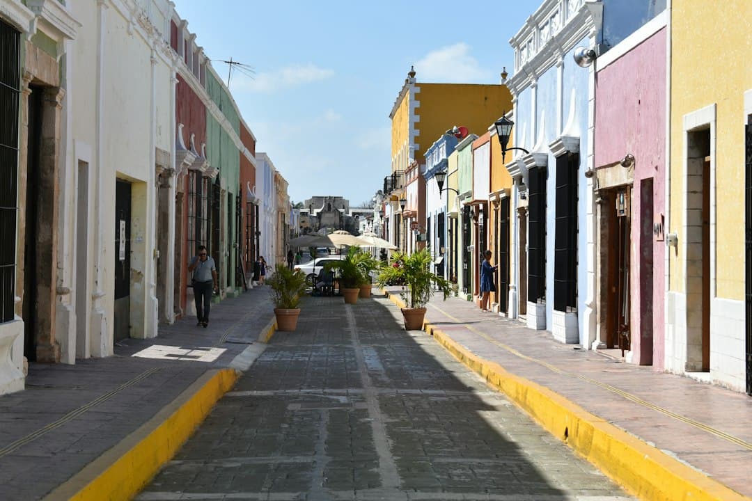 Calle con edificios a ambos lados, en el chat de Dzitbalché