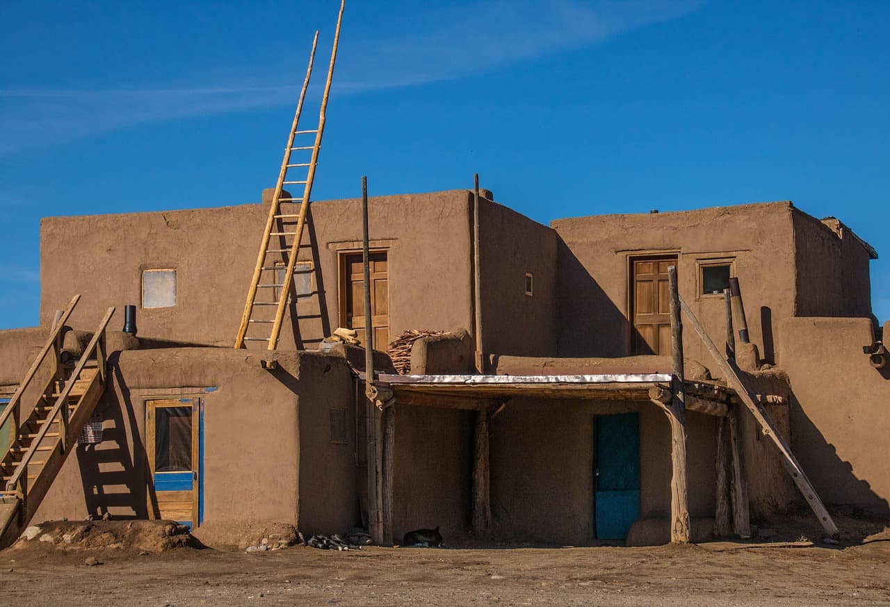 Exterior de una construcción de adobe, en el chat de Pueblo Nuevo