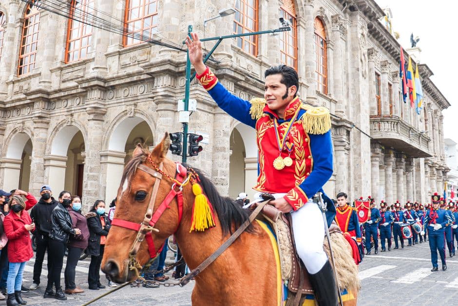 Coronel a caballo con uniforme militar en desfile, en el chat de Coronel Marcelino Maridueña