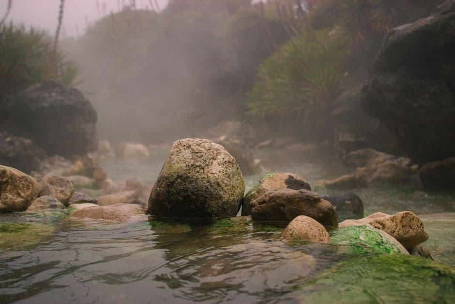 Rocas en el cauce del río, en el chat de Agua de Dios