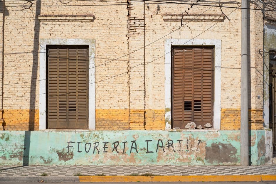 Fachada de un edificio rústico, en el chat de Oliva