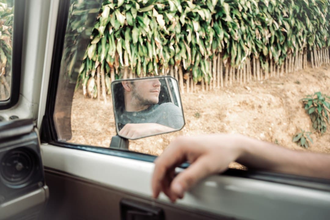 Reflejo de un hombre en el espejo retrovisor de un auto, en el chat de Corralillo