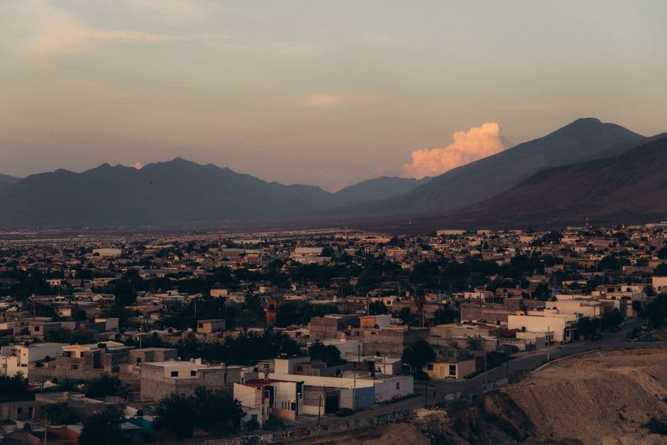 Ciudad con edificios y montañas al fondo, en la sala de chat de Villa Juárez