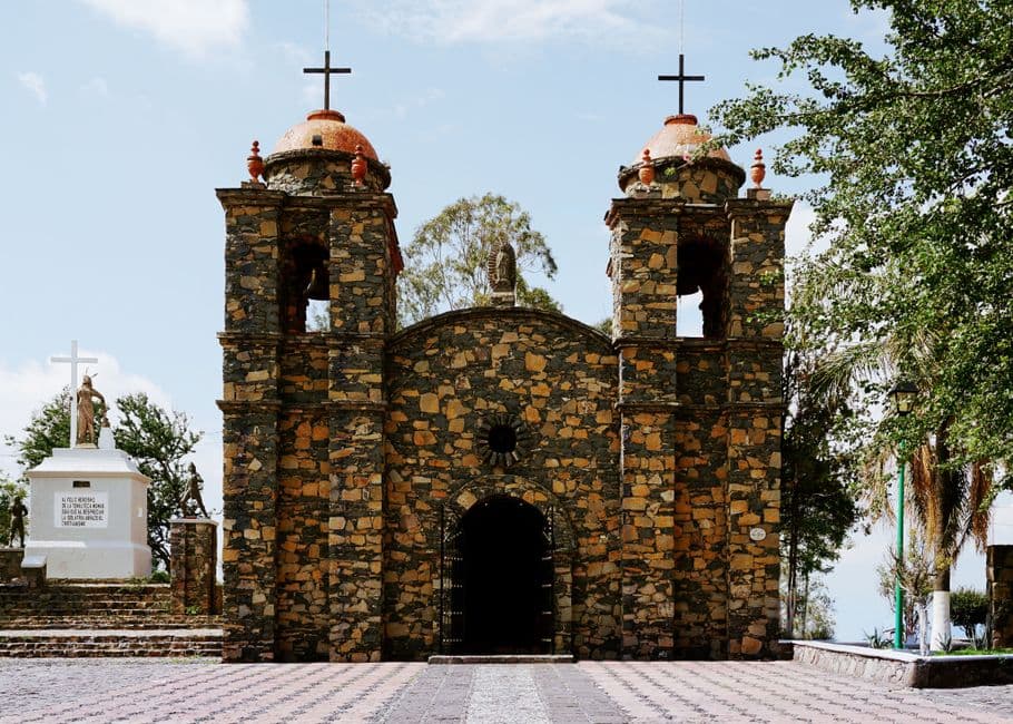 Fachada de un edificio de ladrillo marrón, en el chat de Santa María Jalapa del Marqués