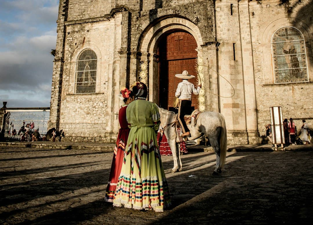 Mujeres con vestidos verdes y rojos, en el chat de Jolalpan