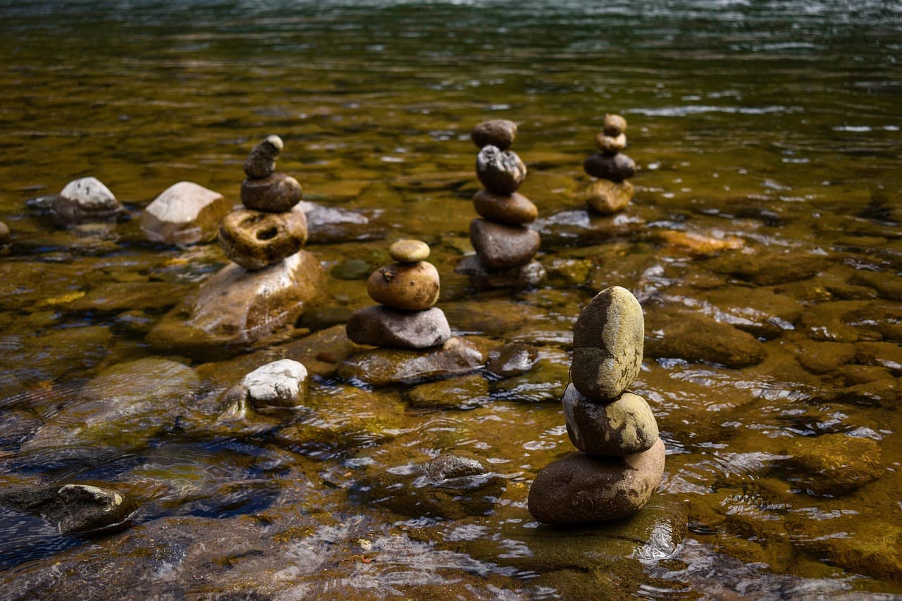 Piedras en la orilla de un río tranquilo, en el chat de Livitaca