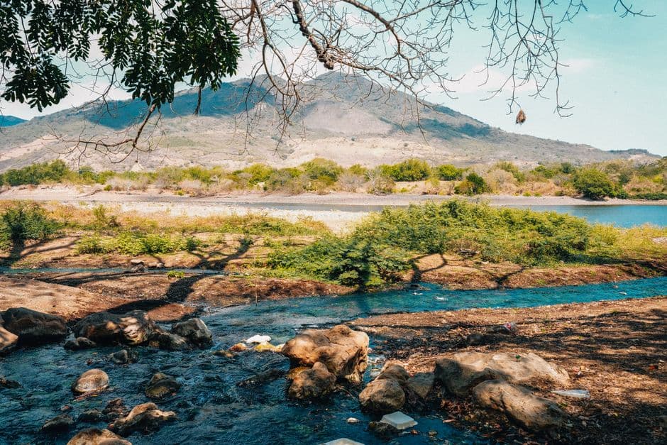 Río entre montañas verdes bajo cielo azul, en la sala de chat de Concepción de Ataco