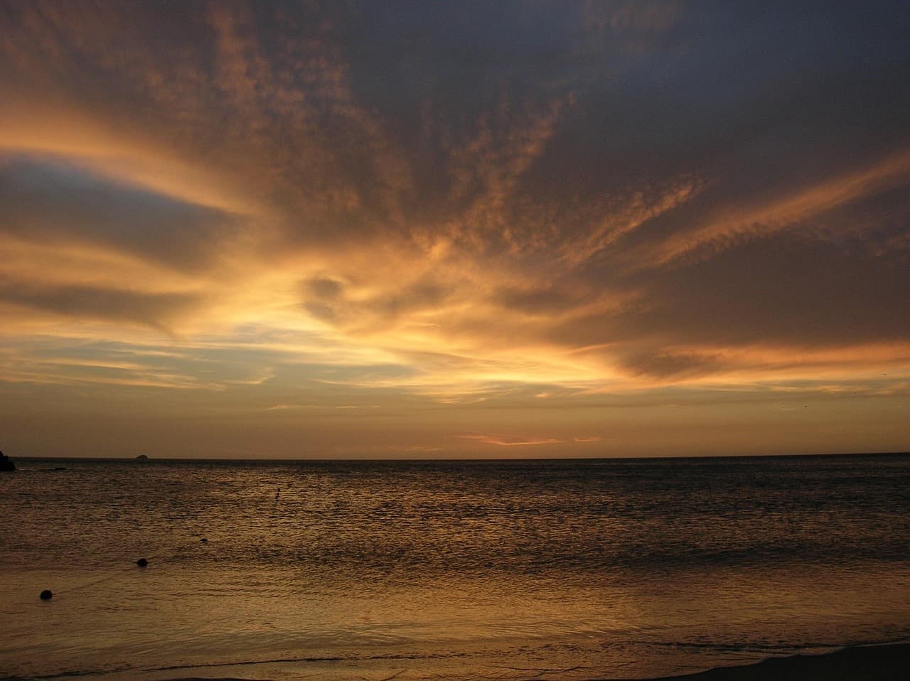 Playa con olas y arena, en el chat de Chaguaramas