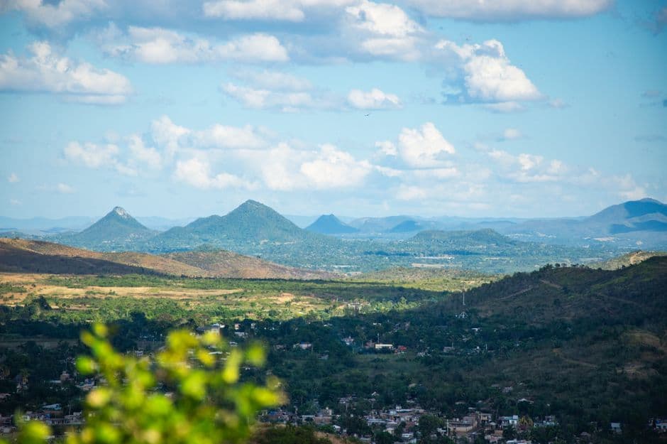Paisaje de montañas bajo el cielo azul, en el chat de Ocampo