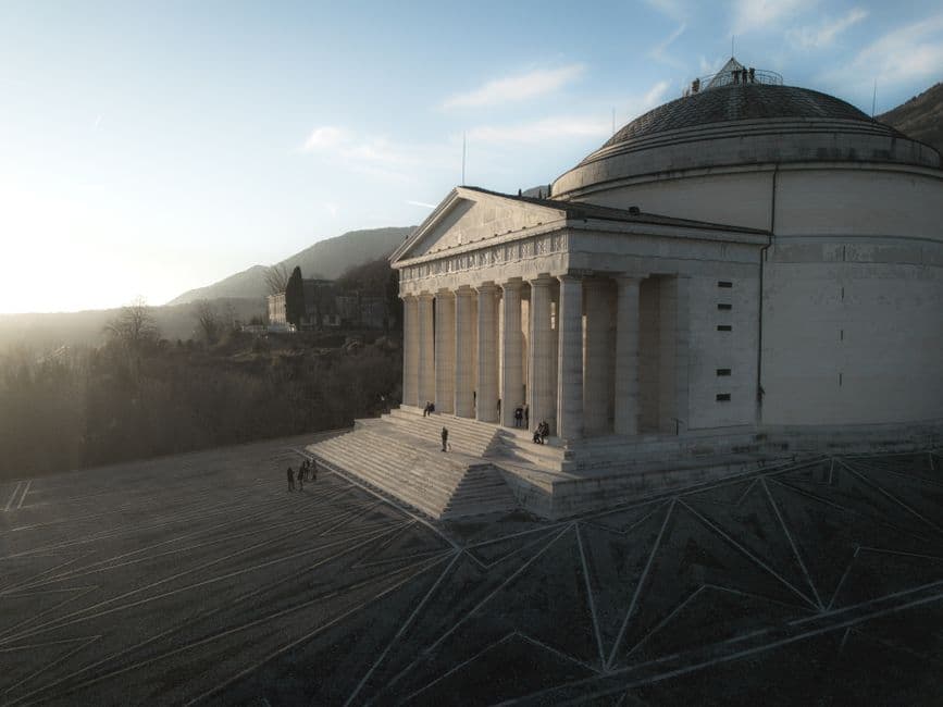 Templo clásico iluminado por el atardecer, en el chat de Adolfo Gonzales Chaves