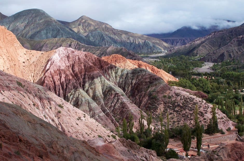 Montañas marrones rocosas bajo nubes blancas, en la sala de chat de Santa Rosa