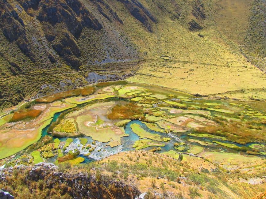 Vista aérea de humedales verdes y marrones, en el chat de Saposoa