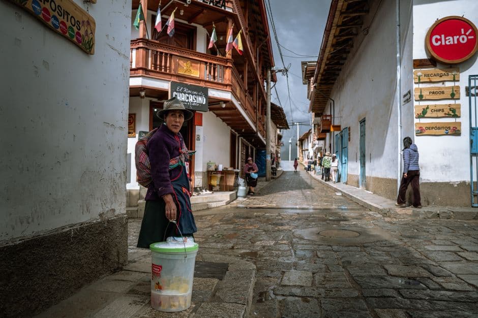 Escena callejera en una ciudad andina de Perú, en el chat de El Carmen de la Frontera