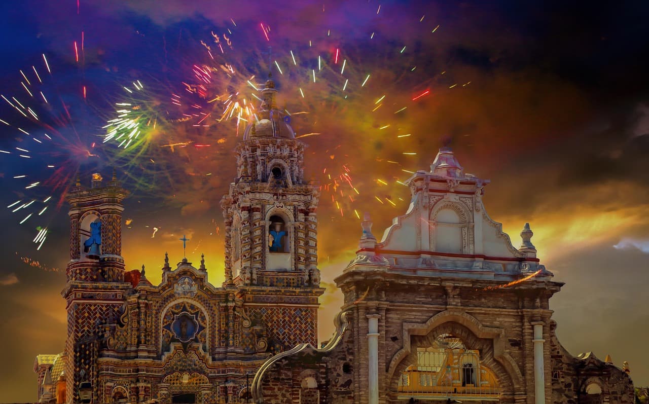 Iglesia de México iluminada por fuegos artificiales, en el chat de Tonatico